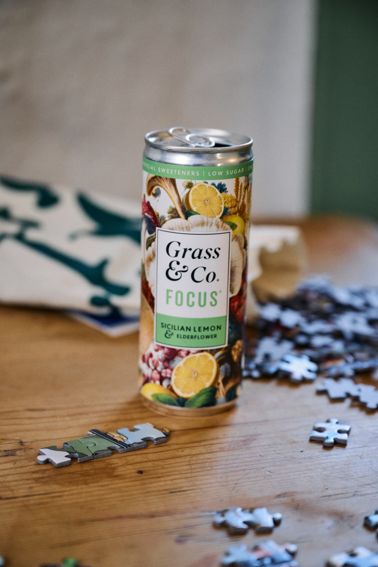 A FOCUS can close-up on a wooden table with jigsaw pieces
